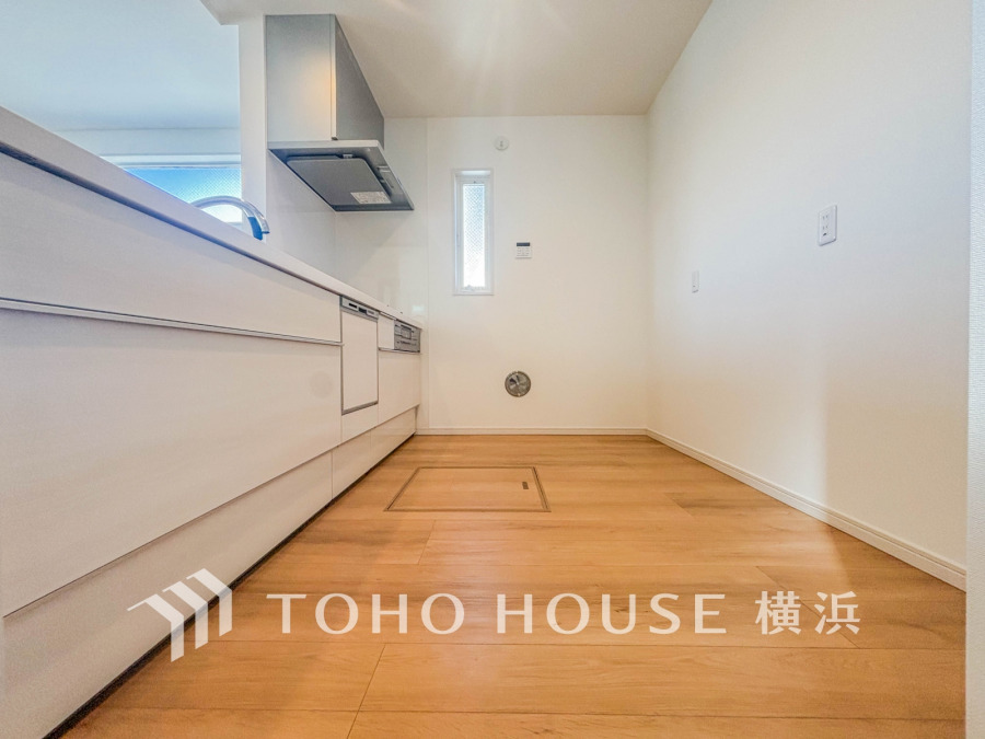 ご家族みんなで調理ができる位のスペースを実現したキッチン空間となっております。みんなで作った料理を召し上がりながらの会話は、どのような物になるのでしょうか。