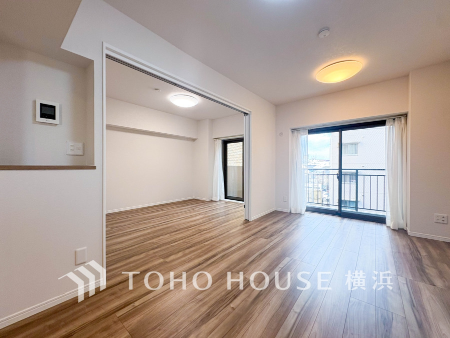 リビングに隣接した洋室の引き戸を開け放して空間を共有しながら開放的に使うこともできます。
