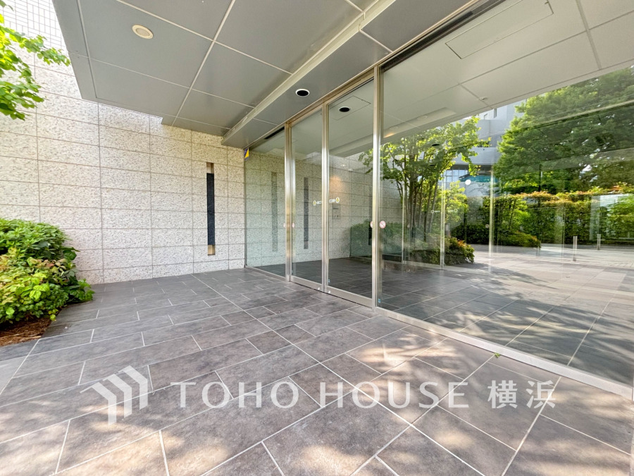 住まう誇らしさと安心感を演出する落ち着いた雰囲気のエントランス。
