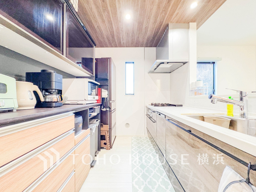 【2026年1月撮影】木目天井が温かみを演出する対面キッチン。収納豊富で家電もすっきり収まり、使い勝手の良い空間です。