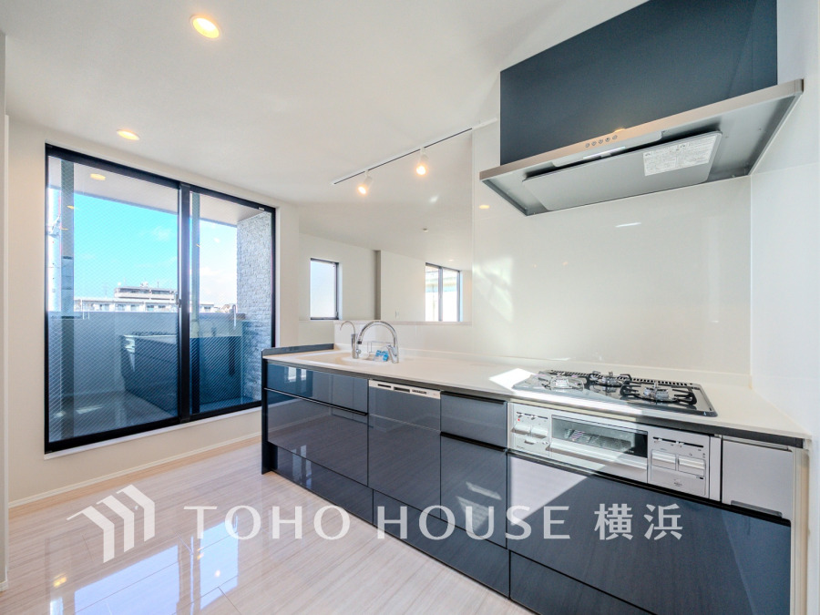 プライベートスペースを彩るインテリアとしての美と、快適な日常を支える機能性と強さがひとつになったキッチンです。開放的な対面カウンターキッチンはリビングと一体感のある空間。