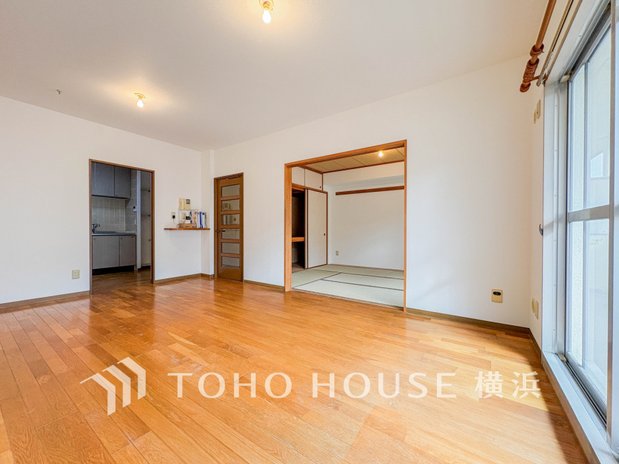 リビングは、家族と共有する生活圏。和室が隣接しており、明るく開放的な居住空間を提供します
