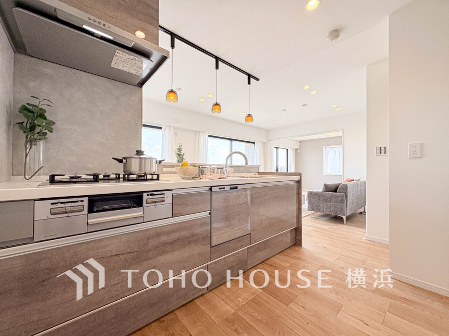 誰もが使いやすいデザインにこだわったキッチン。プライベートスペースを彩るインテリアとしての美と、快適な日常を支える機能性と強さがひとつになったキッチンです。