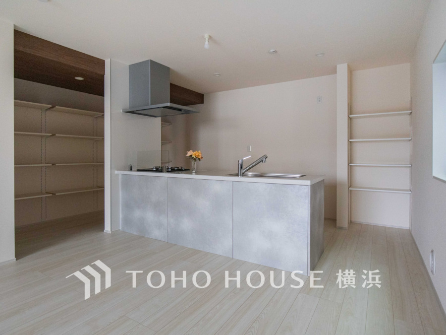 使い勝手の良い設備のキッチンで効率よくお料理もできます。食する料理に家族が舌鼓を打ち自然と笑いが絶えない空気感がそこに広がります。自慢の腕をふるってください。