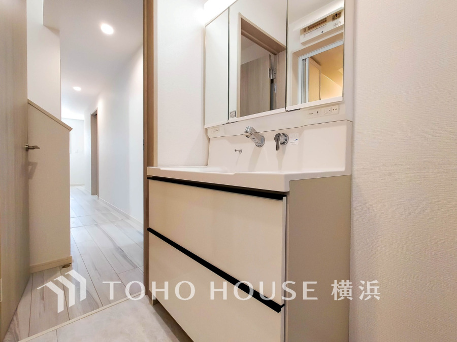 十分な大きさの洗面台は収納もさる事ながら、身だしなみチェックや歯磨きなど、朝の慌ただしい時間でもホテルライクなスペースで余裕とゆとりを感じて頂けます。