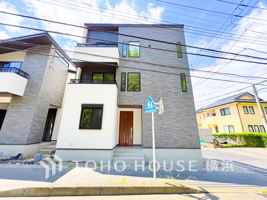 住む人を映し出す洗練された佇まいは、いつまでも輝き続けながらいつしか街の風景に溶け込んでいきます。