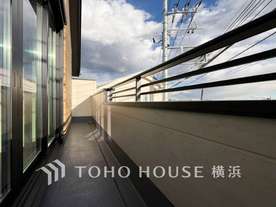 たっぷりの陽光が差し込むバルコニー。健やかな暮らしを守る太陽の恵みを存分に享受できます。爽やかな風と暖かな陽射しが紡ぐハーモニーが日々の暮らしのBGMになることでしょう。