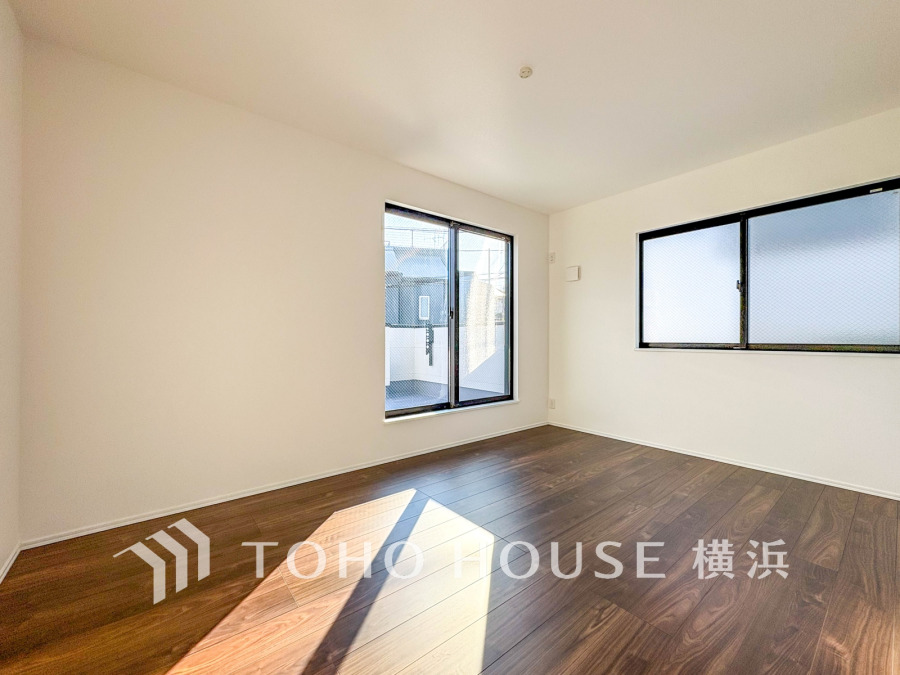 バルコニーに面した7.05帖の明るい洋室。穏やかな陽射しが、ゆったりとした寛ぎの時間を包みます。大容量のWIC付き。
