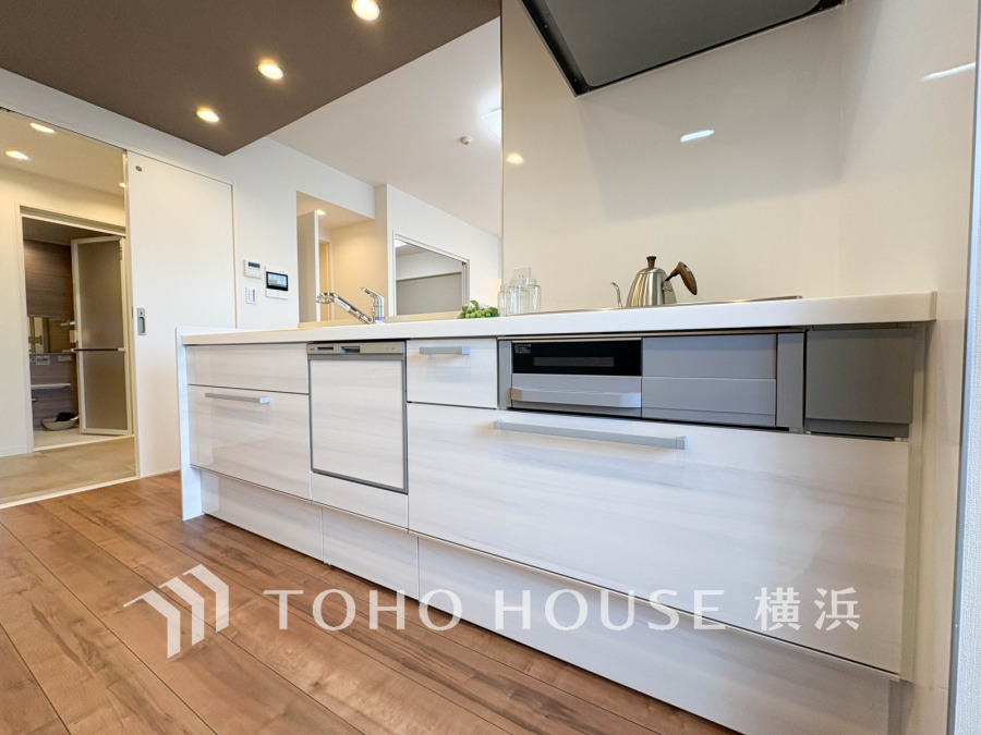 新規交換された清潔感溢れるシステムキッチンは便利な食洗機付き。
