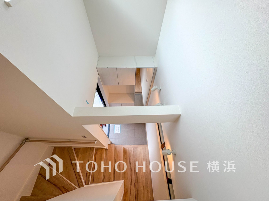 開放感があり、縦の空間を活かして採光や通風を確保できる玄関吹き抜け。デザイン性が高まり家の顔を魅力的に演出しています。