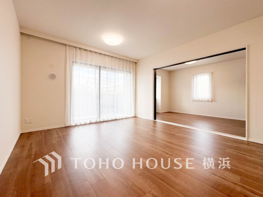 明るく開放的な空間が広がるLDK。室内には豊かな陽光が注ぎ込み、爽やかな住空間を演出。ホームパーティーでもゲストと一緒に料理を楽しみながら楽しい時間を過ごせそう。