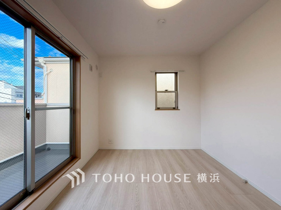 大きな窓からたっぷりと陽光が注がれる明るい空間。家族の成長に対応できる永住仕様の間取り。一日の疲れをいやしてくれる主寝室。時を忘れて過ごす場所として過ごせるお部屋