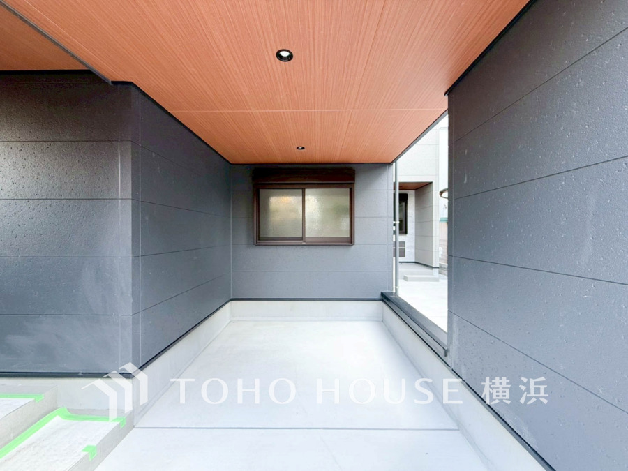 ビルトインカースペース1台分付き。玄関からのスムーズな動線で、荷物の運び入れや雨の日も安心です。