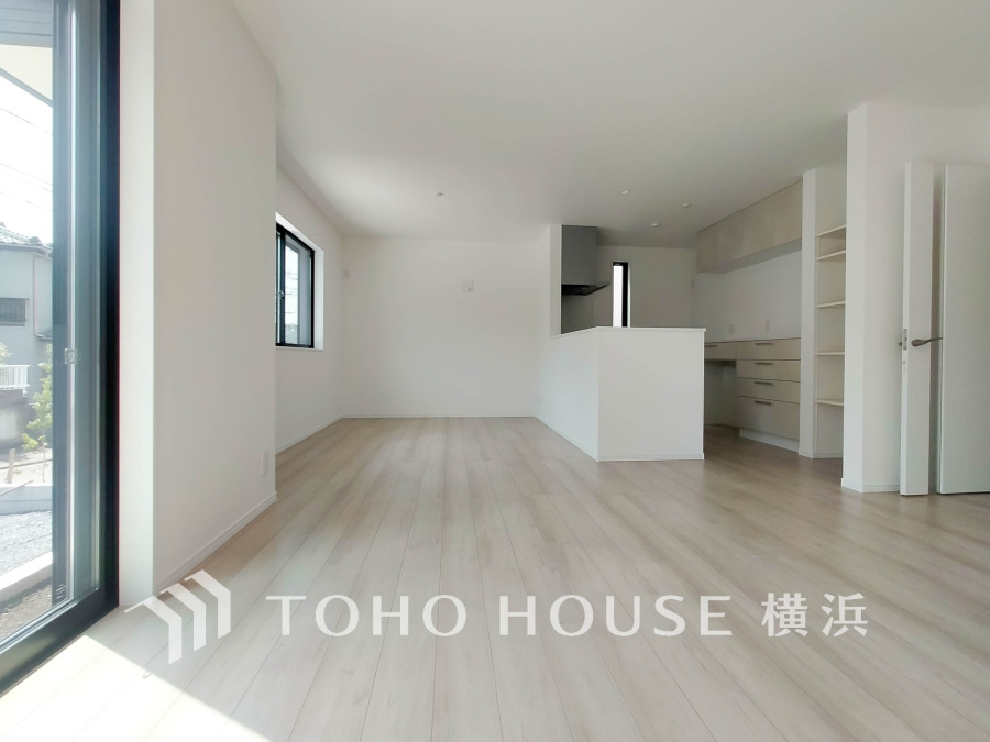 明るく開放的な空間が広がるLDK。室内には豊かな陽光が注ぎ込み、爽やかな住空間を演出。
