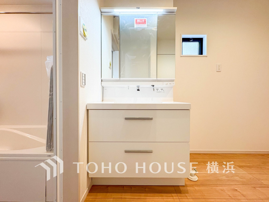 十分な大きさの洗面台は収納もさる事ながら、身だしなみチェックや歯磨きなど、朝の慌ただしい時間でもホテルライクなスペースで余裕とゆとりを感じて頂けます。