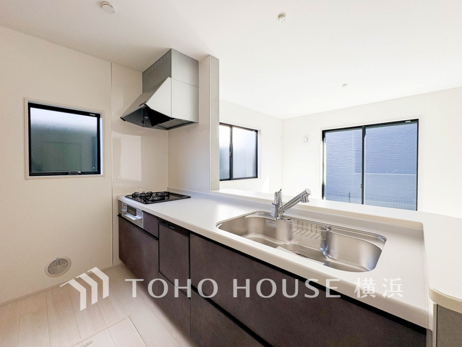 明るく開放的な対面キッチンは、収納豊富で作業スペースも広く家事がはかどる快適設計です。