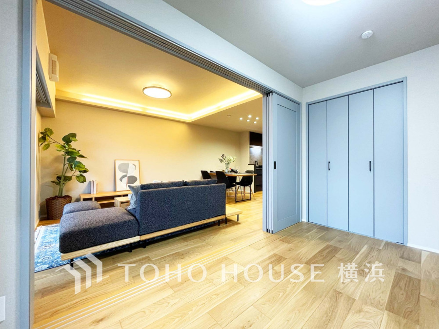 リビングに隣接した洋室は、引き戸を開け放してLDK空間を共有しながら開放的に使うこともできます。
