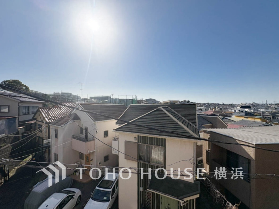 陽射しとともに、少しずつ装いを変える街の景観から、星空が地上に映りこむかのような夜景の煌きまで、この街ならではの美しい風景。