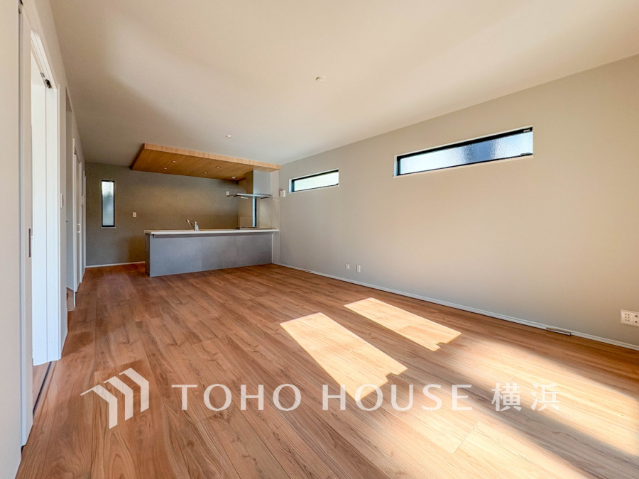 光と風が溢れる開放的なリビングダイニングには自然と家族みんなが集まってきます。明るく穏やかな空気の中で飲んだり、食べたり、笑ったり。