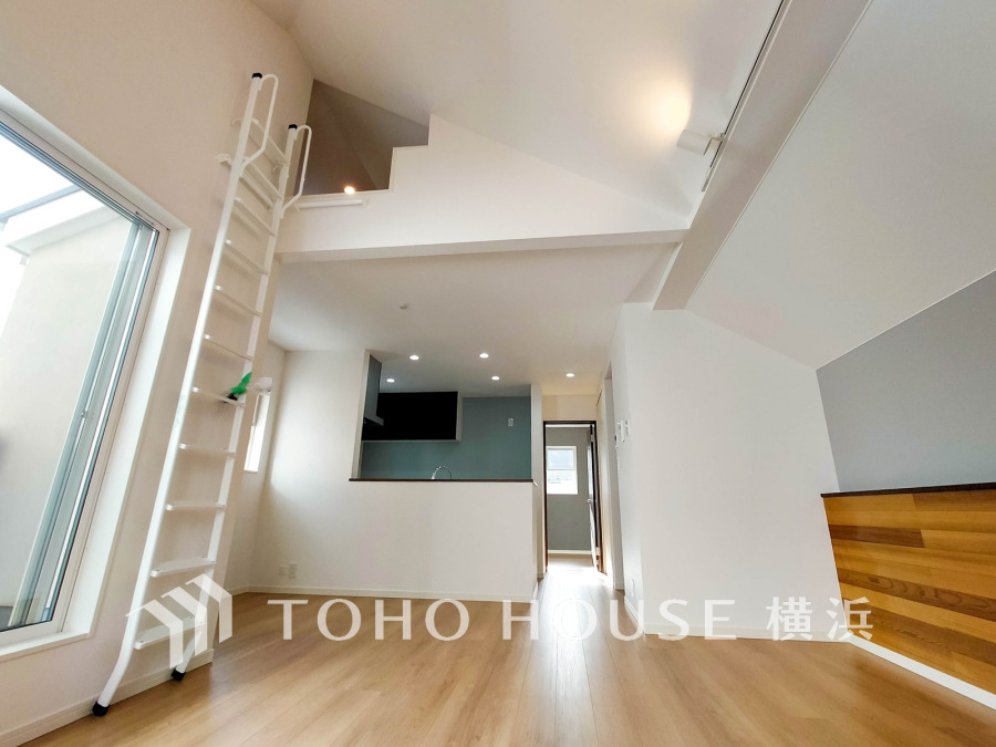 開放的な吹き抜けを採用した明るいリビング。オープンでのびやかな空間を演出しています。
