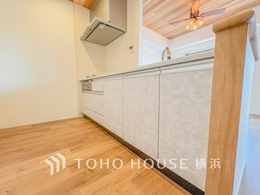 使い勝手の良い設備のキッチンで効率よくお料理もできます。食する料理に家族が舌鼓を打ち自然と笑いが絶えない空気感がそこに広がります。自慢の腕をふるってください。