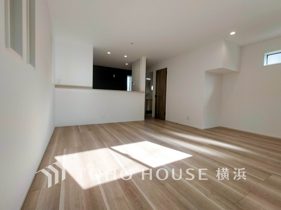 太陽の恵みを受けた明るい空間。吹きぬける風を感じながら爽やかで風通しの良い暮らしが叶います。
