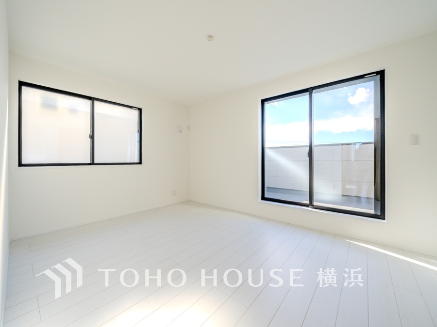 過ぎ行く時間をゆったりと感じることができる落ちついたプライベートルーム。リビングで楽しく過ごした後はゆっくり寛ぎの時間を満喫できます。静かな環境でリラックスタイムを愉しんで。