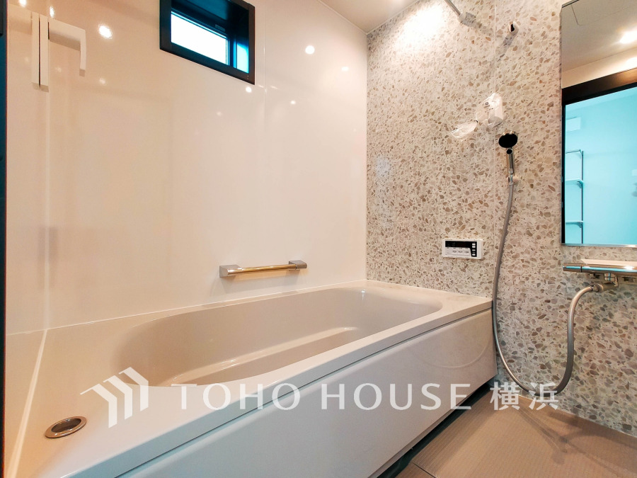 心地よいリラックスを叶える清潔感溢れる美しい空間。快適で機能的なバスルームです。
