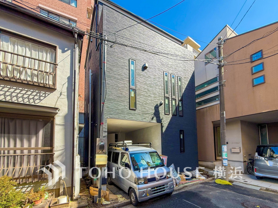 爽やかな青空の下に贅沢なほどに降り注ぐ陽光、豊かな居住性と、クオリティが見事に調和した住空間は、住まうことの喜びを感じさせてくれます。