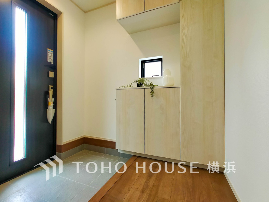 清潔感溢れる玄関がお出迎えする本邸宅の物語は、ここから始まる日常を期待させます。この場所には「希望」と「優越」で包み込んでくれる「特別」な空間があります。