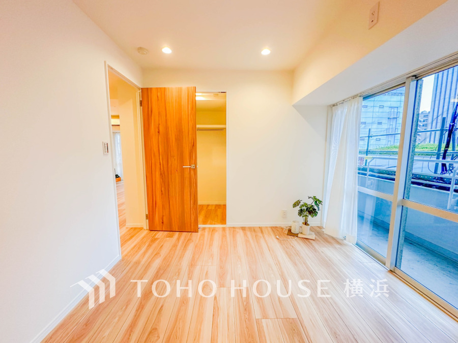 バルコニーに面した明るい洋室。穏やかな陽射しが、ゆったりとした寛ぎの時間を包みます。
