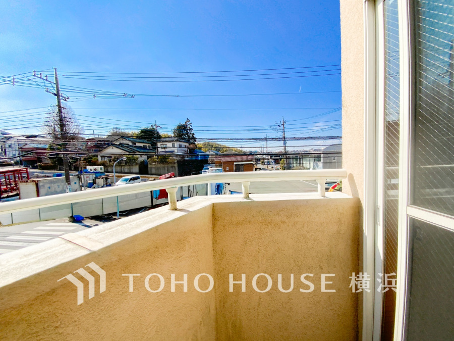 ずっと太陽を感じる事ができるのは、遮るものが視界に無いから。彼方に広がる風景が絵画のように広がります。