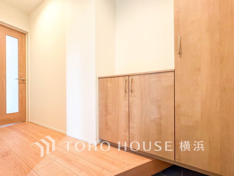 居住者の帰り、訪れる方を優しく迎え、やすらぎに満ちた生活空間を予感させる。健やかな暮らしを楽しめそう。