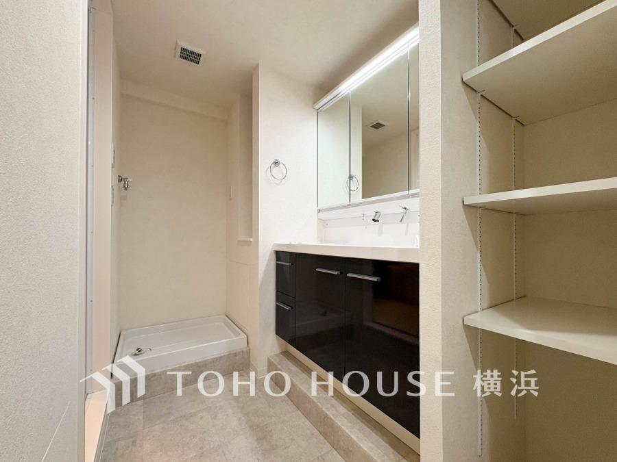 脱衣スペースを含む空間はゆとりの広さを設け、また洗面化粧台にも収納スペースを設ける事により、散らかりやすい洗面スペースをスッキリ保てます。