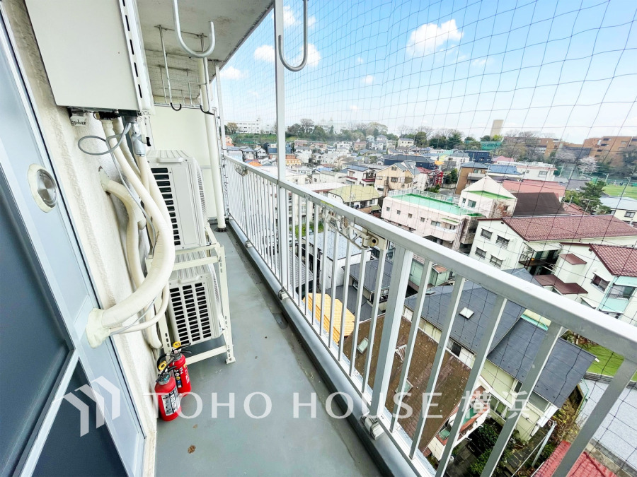 たっぷりの陽光が差し込むバルコニー。健やかな暮らしを守る太陽の恵みを存分に享受できます。爽やかな風と暖かな陽射しが紡ぐハーモニーが日々の暮らしのBGMになることでしょう。