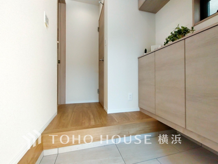 ご家族の帰り、訪れる方を優しく迎え、やすらぎに満ちた生活空間を予感させる。健やかな暮らしを楽しめそう。