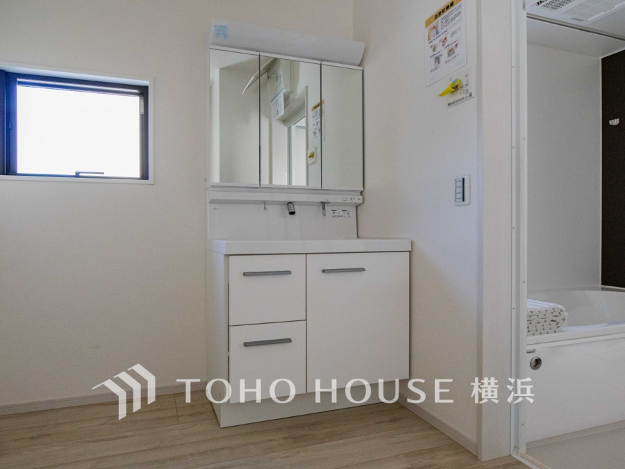 清潔感あふれる洗面台と隣接するバスルームが、快適な毎日の身支度をサポートします。