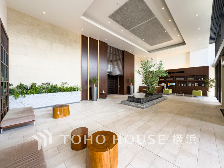 上品で清潔感があるエントランスは住人やゲストを迎え入れ、そして送り出す場にふさわしい上質な空間です。プライベート感が高まるシックな装いのエントランス。