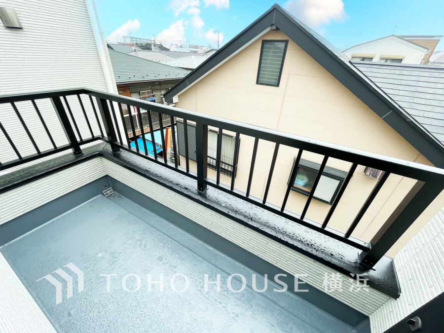 暮らしの中で光と風を演出してくれるバルコニー、見事なまでの開放的な空間を演出しながら、プライベート性も確保された空間は我が家の自慢。