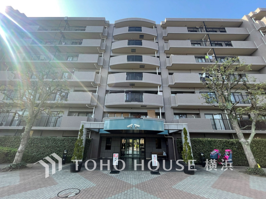 駅やお買物、教育施設が徒歩圏に揃う便利な住環境。総戸数171戸の大規模マンションです。