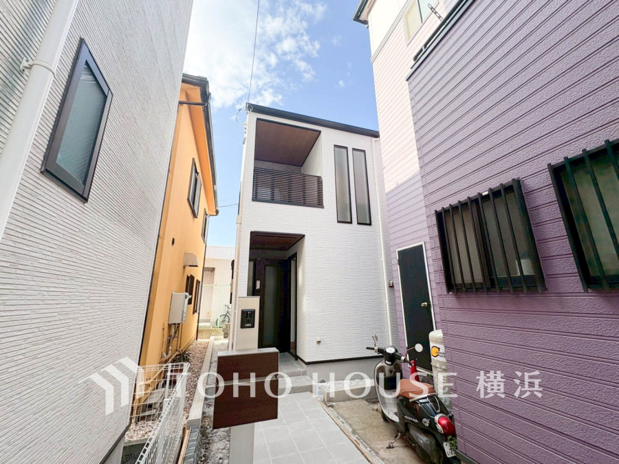 堂々たる趣ながら、主張し過ぎずどこか余裕を感じさせるシャープなフォルムで佇む邸宅は、晴天の空と照らし合わせる事で、本来あるべき完成形の姿を見せてくれます。 