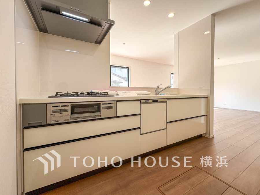 使い勝手に優れた収納豊富なシステムキッチン。明るく開放的なリビングとつながる快適な空間設計です。