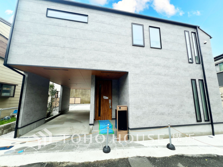 重厚感のあるモダンな邸宅。ゆとりある住空間と充実の収納が魅力です。