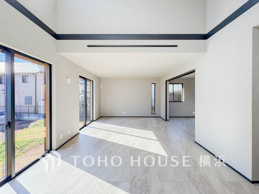 家族と過ごすひと時を溢れる光が優しく包み込むリビングダイニング。家族とともに、心穏やかに過ごすひととき。家族との時間、自分の時間を大切にできる空間がここにあります。