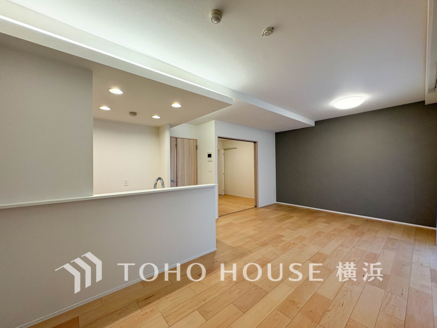 家族と過ごすひと時を溢れる光が優しく包み込むリビングダイニング。家族とともに、心穏やかに過ごすひととき。家族との時間、自分の時間を大切にできる空間がここにあります。