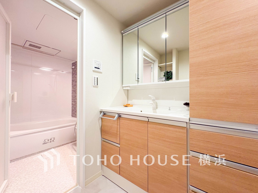 新規交換された洗面化粧台は美しく使いやすい機能が備えられています。ゆとりある広さと充実の収納も魅力です。
