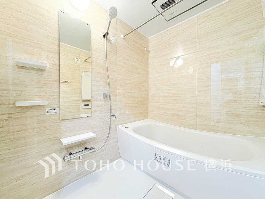 心地よいリラックスを叶える清潔感溢れる美しい空間。快適で機能的なバスルームです。
