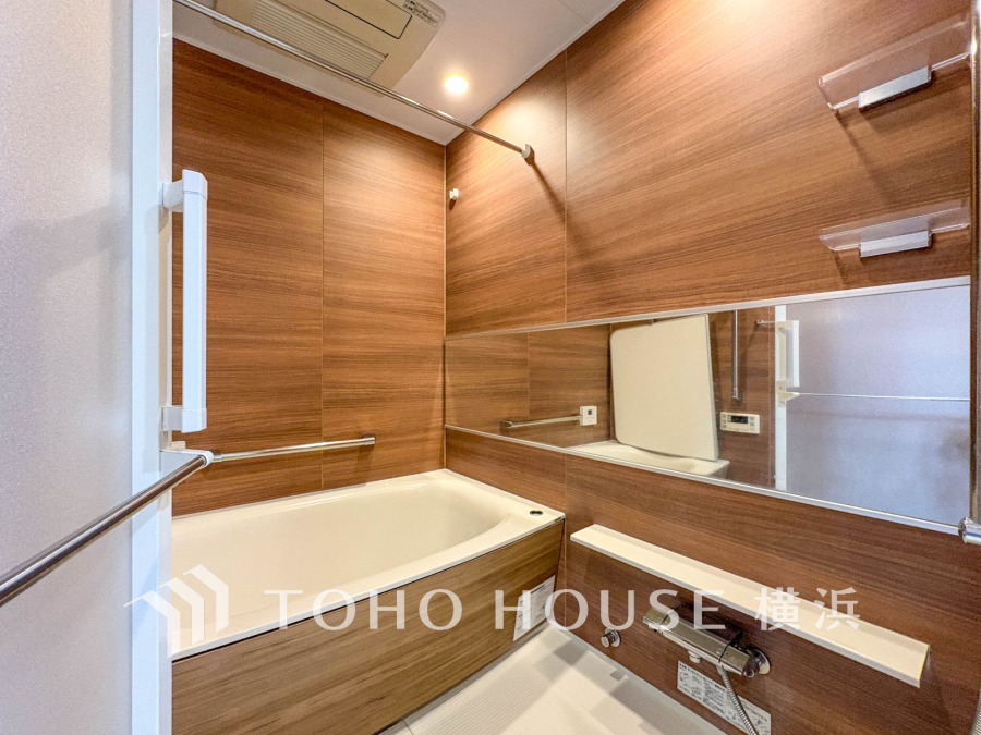 ◆質感が奏でる時間◆柔らかな風合いの木目調のパネルと流麗なデザインの浴槽が高級感を感じる浴室。疲れを癒す場所だからこそ心も体もオフになる時間をお楽しみ下さい。