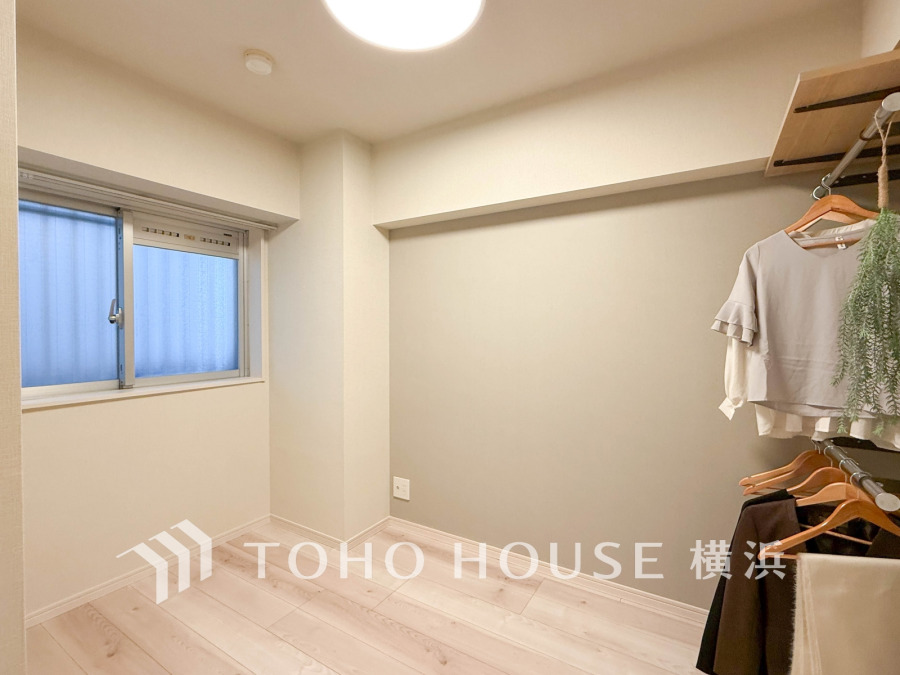 シンプルで明るい洋室は、収納スペースも充実。窓からの光が心地よい快適な空間です。