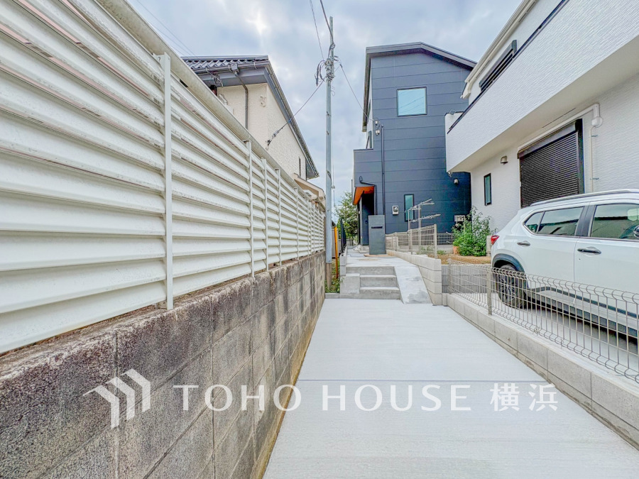 モダンなデザインが映える新築のお住まい。落ち着きある住環境で、あたたかな陽光を感じる快適な暮らしを実現します。